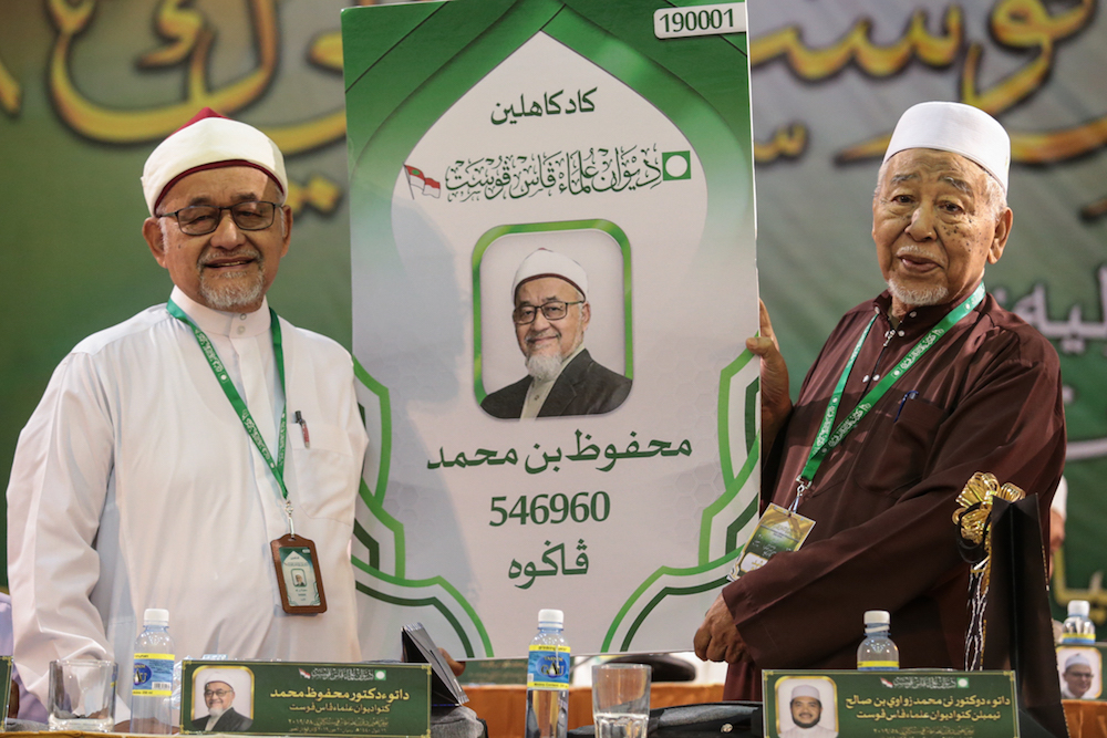 PAS Mursyidul Am Hashim Jason presents a Dewan Ulamak membership card to Datuk Mahfodz Mohamed during 58th PAS Dewan Ulama convention in Kuantan June 20, 2019. u00e2u20acu201d Picture by Ahmad Zamzahuri