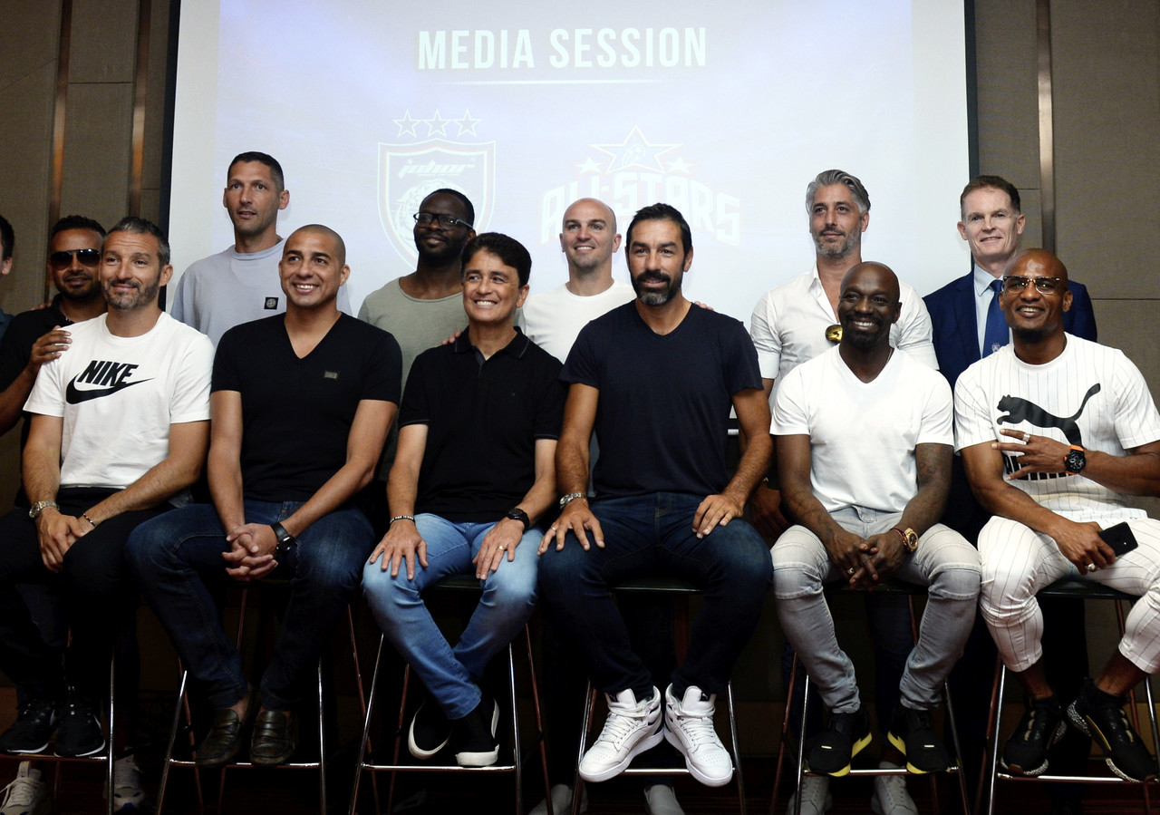 (Standing from left) Marco Materrazi , Louis Saha, Esteban Cambiasso, Martin Prest, Alistair Edwards (sitting from left) Gianluca Zambrotta, David Trezeguet, Bebeto, Robert Pires, Claude Makelele dan Florent Malouda. u00e2u20acu201d Bernama picnn