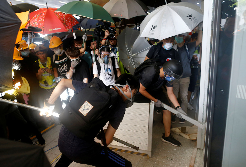 Protesters break into the Legislative Council building during the anniversary of Hong Kong's handover to China in Hong Kong July 1, 2019. u00e2u20acu201d Reuters picnn