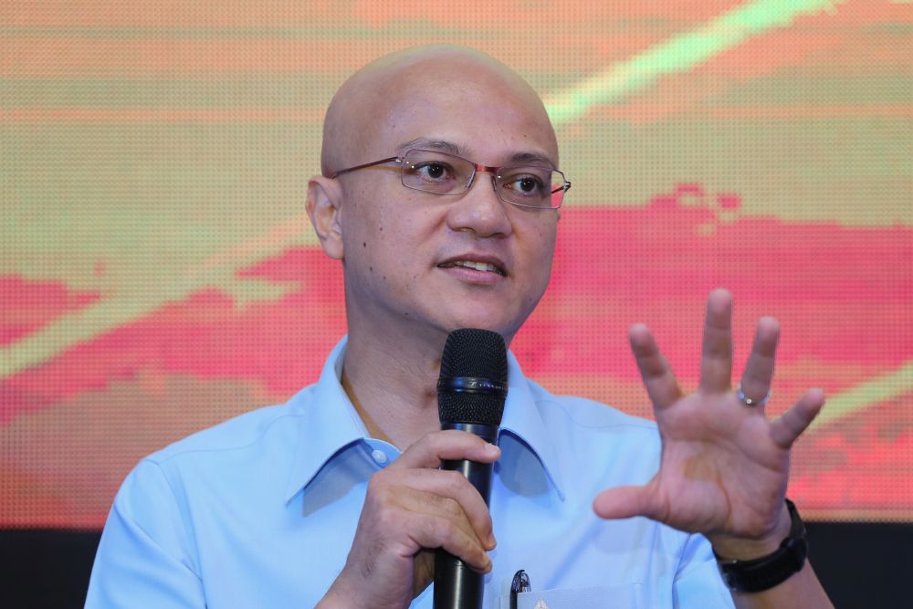 Malaysian Communications and Multimedia Commissions chairman Al-Ishsal Ishak (centre) speaks during a press conference in Putrajaya June 14, 2019. u00e2u20acu2022 Picture by Yusof Mat Isa