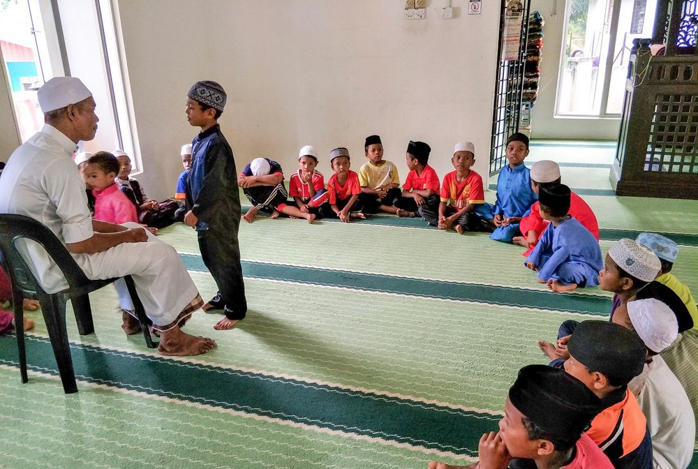 Al-Hidayah Mosque imam Arif Rami teaching al-Quran recitation to Orang Asli children, Gua Musang, June 3, 2019. u00e2u20acu201d Bernama pic