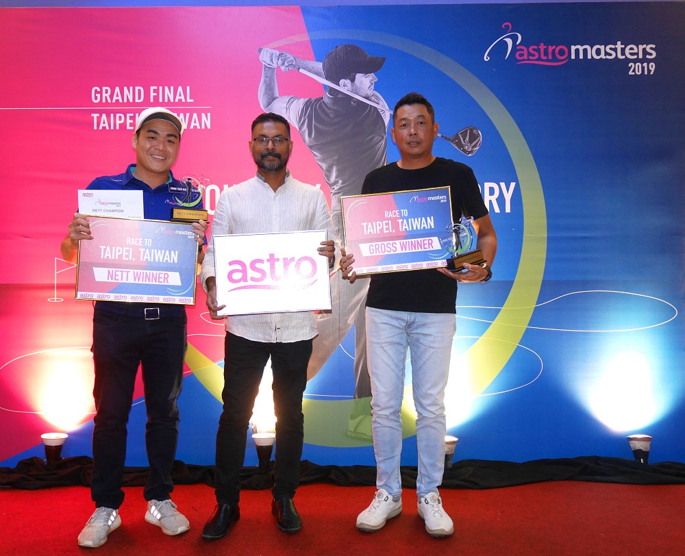 Jimmy Goh Boon Hee (left) and Alan Chong Chek Fei (right) with their respective trophies. u00e2u20acu201d Picture courtesy of Astro