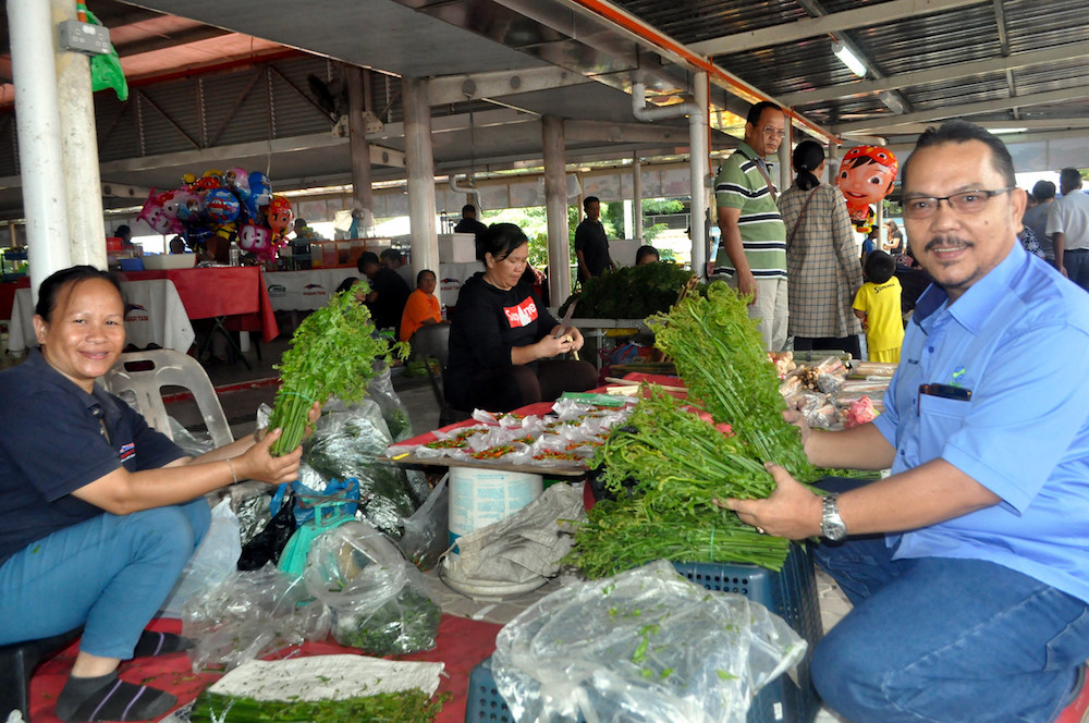 Keningau FAMA officer, Abd Kassim Salim, visits a vegetable stall at the Pasar Tani Kekal Tamu Ground (PTKTG) in Keningau June 3, 2019. u00e2u20acu201d Bernama pic