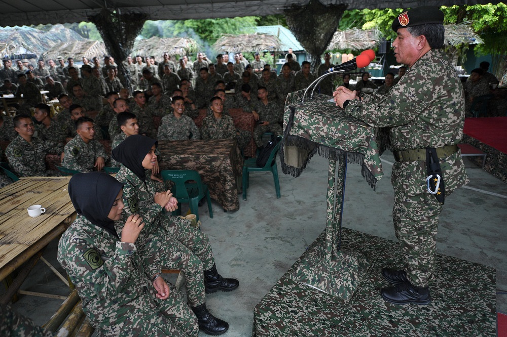 Army chief Datuk Seri Ahmad Hasbullah Mohd Nawawi speaks to Army personnel at the Sri Banding camp near Gerik June 5, 2019. u00e2u20acu201d Bernama pic
