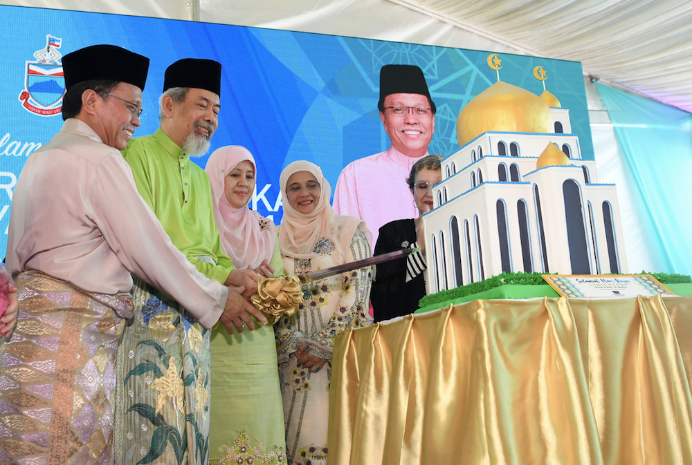 Datuk Seri Mohd Shafie Apdal and Sabah Yang Dipertua Negeri Tun Juhar Mahiruddin cut a cake during the Sabah chief ministeru00e2u20acu2122s Raya open house in Kota Kinabalu June 7, 2019. u00e2u20acu201d Bernama pic