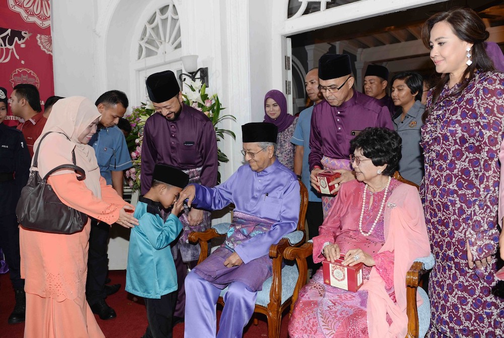 Tun Dr Mahathir Mohamad and Tun Dr Siti Hasmah Mohd Ali greet guests, as Datuk Seri Mukhriz Mahathir and Tok Puan Norzieta Zakaria look on, during the Kedah mentri besaru00e2u20acu2122s Aidilfitri open house in Alor Setar June 8, 2019. u00e2u20acu201d Bernama pic