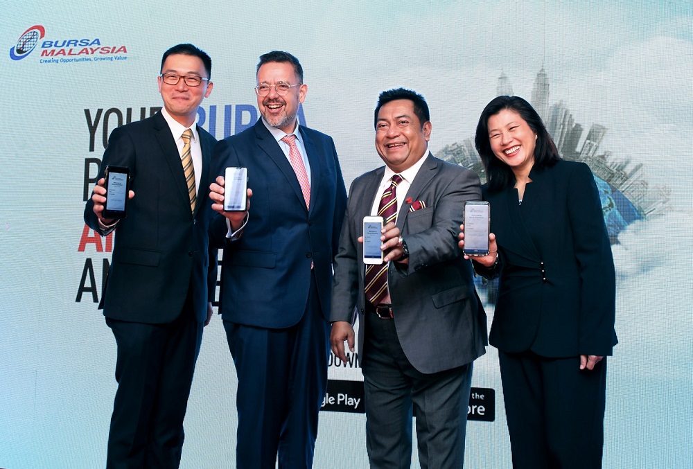 Bursa Malaysia chief executive officer Datuk Muhamad Umar Swift (second left) at the launch of the u00e2u20acu02dcBursa Anywhereu00e2u20acu2122 app in Kuala Lumpur June 11, 2019. u00e2u20acu201d Bernama pic