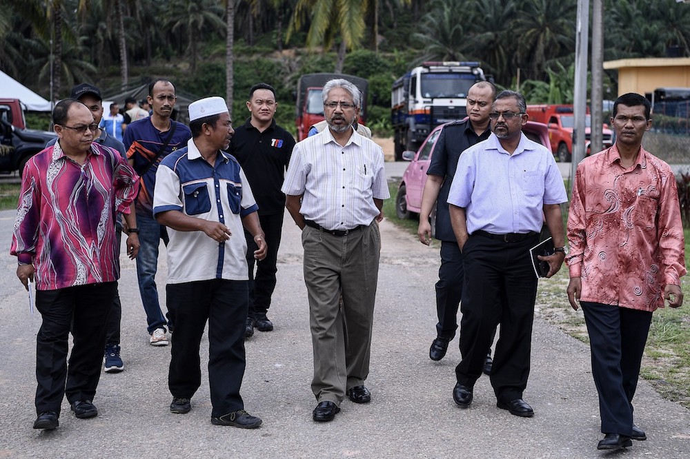 Minister in the Prime Ministeru00e2u20acu2122s Department P. Waytha Moorthy visits the u00e2u20acu02dcred zoneu00e2u20acu2122 in Kuala Koh, Gua Musang June 13, 2019. u00e2u20acu201d Bernama pic 