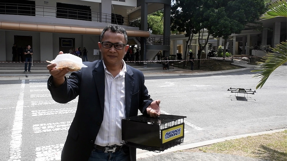 Average Drone Sdn Bhd CEO Hamdee Hamdan demonstrates his companyu00e2u20acu2122s drone food delivery service in Cyberjaya June 17, 2019. u00e2u20acu201d Bernama pic