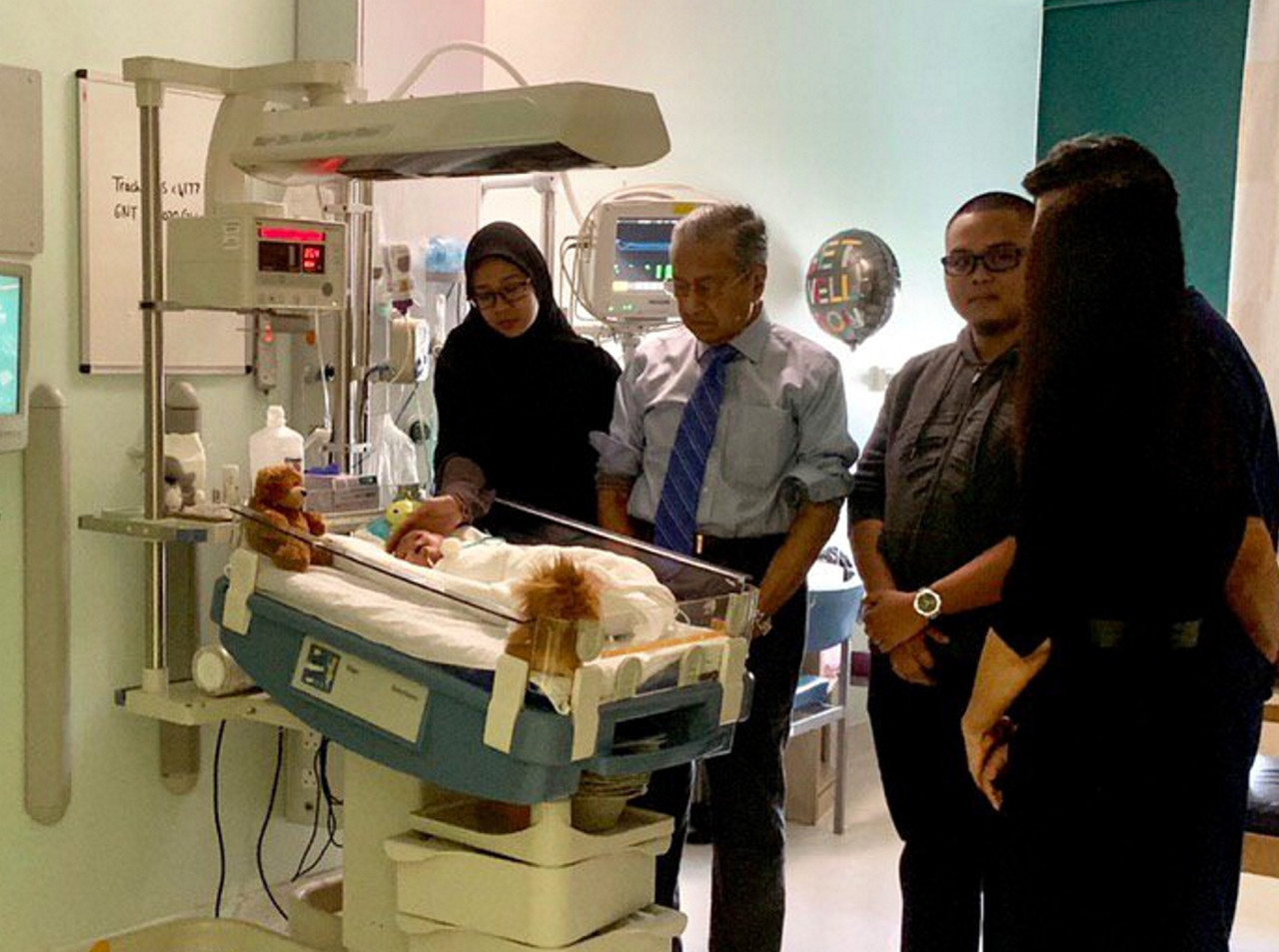 Prime Minister Tun Dr Mahathir Mohamad visits Ainul Mardhiah Ahmad Safiuddin at a London hospital June 17, 2019. u00e2u20acu201d Bernama pic