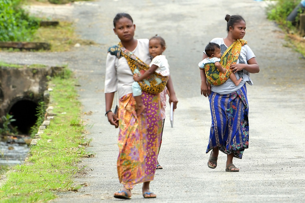 Women from the Semaq Beri tribe are seen with their children at Kampung Sungai Berua near Hulu Terengganu June 19, 2019. u00e2u20acu201d Bernama pic
