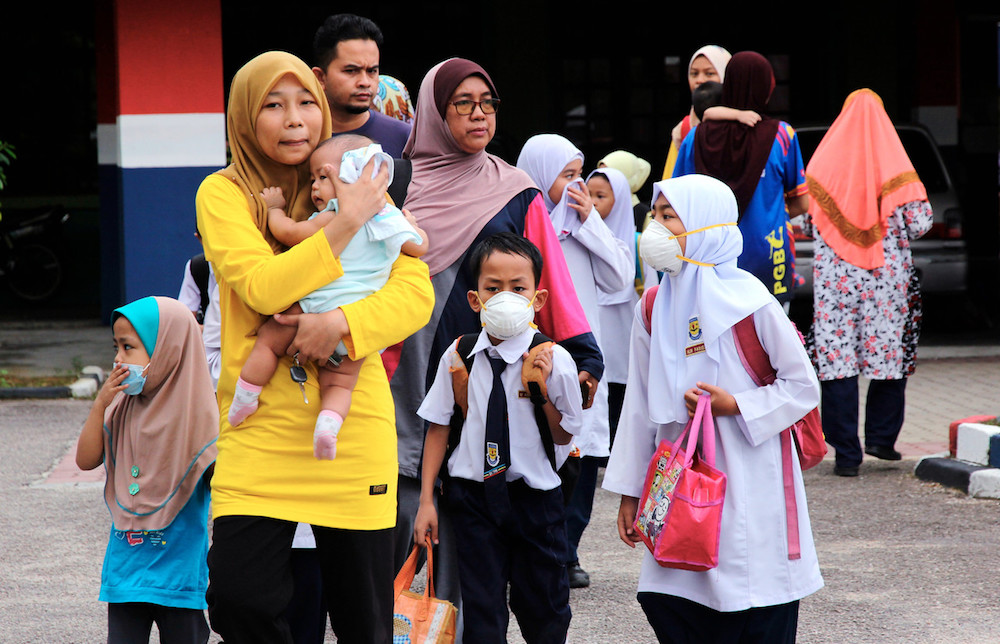 Parents pick up their children from Sekolah Menengah Kebangsaan (SMK) Tanjung Puteri Resort in Pasir Gudang June 24, 2019. u00e2u20acu201d Bernama pic