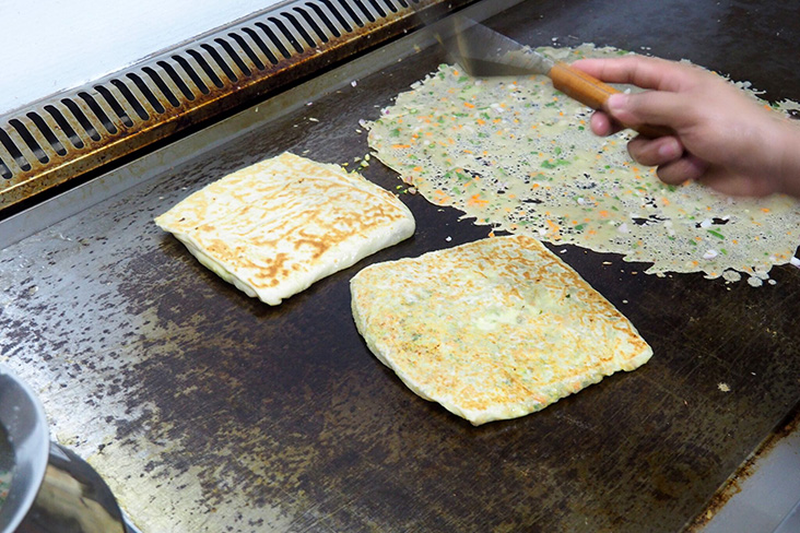 Once an order is placed, they'll make your 'murtabak' and 'thosai' for you