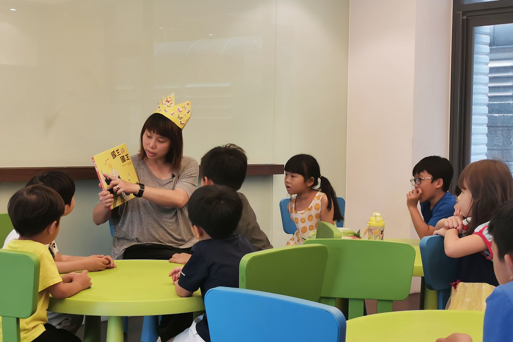 Lesbian mother Jovi Wu (left) tells stories during a storytelling session that she runs for children on promoting gender equality in Zhongli District, Taoyuan City, Taiwan May 5, 2019. u00e2u20acu201d Thomson Reuters Foundation pic