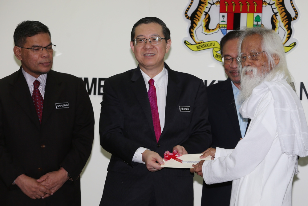 Finance Minister Lim Guan Eng presenting the monthly living allowance to national laureate Datuk Seri A. Samad Said . Datuk Seri Anwar Ibrahim at the Finance Ministry June 24, 2019. u00e2u20acu201d Picture by Choo Choy Maynn