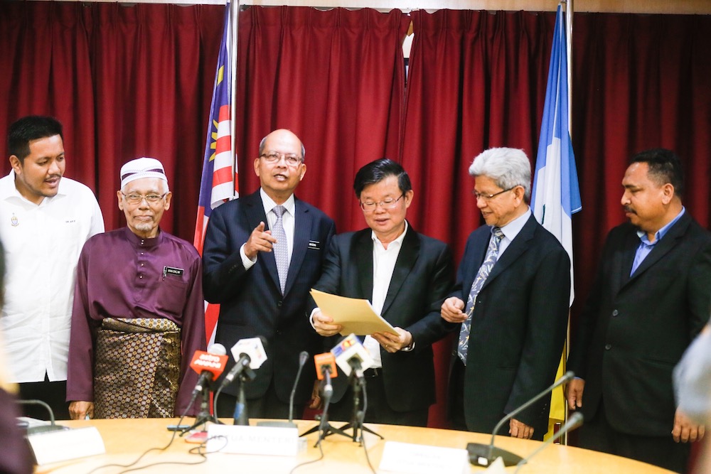 Penang Chief Minister Chow Kon Yeow discusses with others present the Bayan Lepas Light Railway Transit (BL LRT) that will be built near Masjid Jamek Sungai Nibong Besar in George Town June 21, 2091. u00e2u20acu201d Picture by Sayuti Zainudin