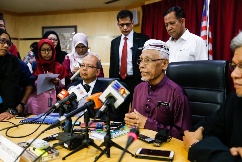 Penang Mufti Datuk Wan Salim Wan Mohd Noor speaks to the press about the Bayan Lepas Light Railway Transit (BL LRT) that will be built near Masjid Jamek Sungai Nibong Besar in George Town June 21, 2091. — Picture by Sayuti Zainudin