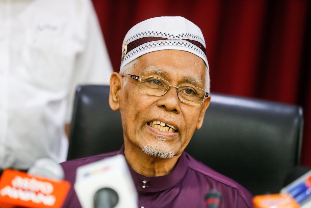 Penang Mufti Datuk Wan Salim Wan Mohd Noor speaks to the press about the Bayan Lepas Light Railway Transit (BL LRT) that will be built near Masjid Jamek Sungai Nibong Besar in George Town June 21, 2019. u00e2u20acu201d Picture by Sayuti Zainudin