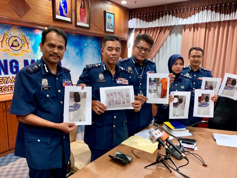 Johor Customs Department director Datuk Mohammad Hamidan Maryani (2nd left) during the media conference at Menara Kastam Johor in Johor Baru June 26, 2019. u00e2u20acu201d Picture by Ben Tan