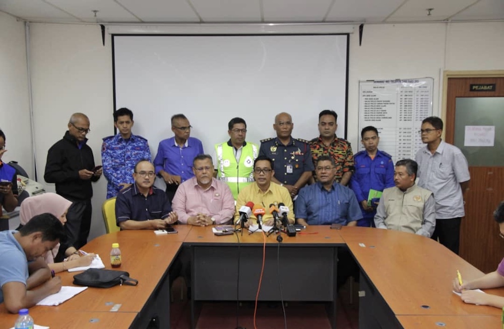 Johor Health, Culture and Heritage Committee chairman Mohd Khuzzan Abu Bakar (seated, centre) said the latest incident was not connected to Sungai Kim Kim during a press conference in Pasir Gudang today. — Picture by Ben Tan