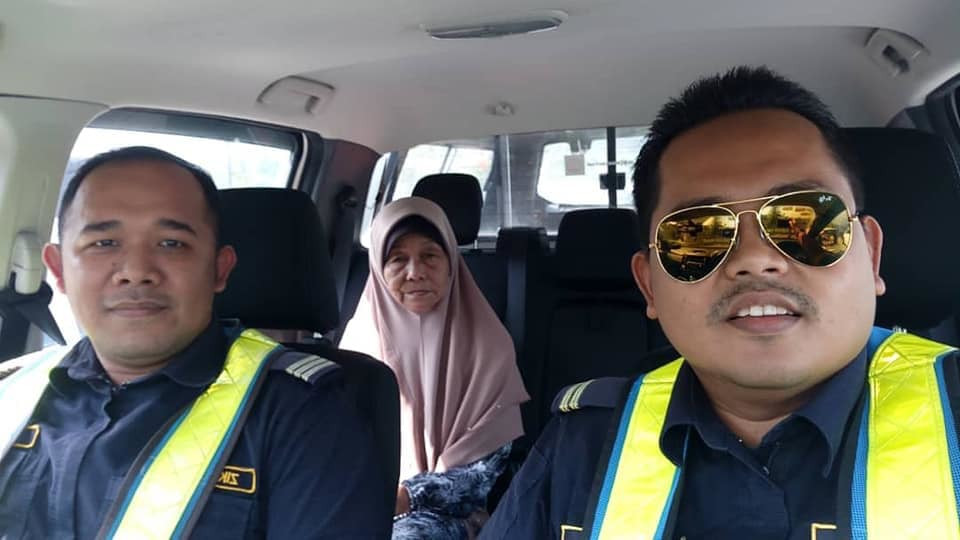 The Road Transport Department officers who helped the senior citizen. — Picture from Facebook/gengkeselamatannegara