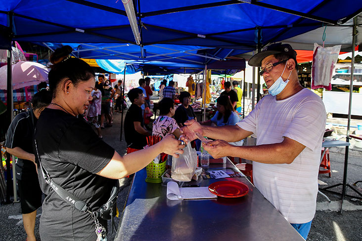 Most of their customers would pack home their fried noodles since seating is limited at the stall.