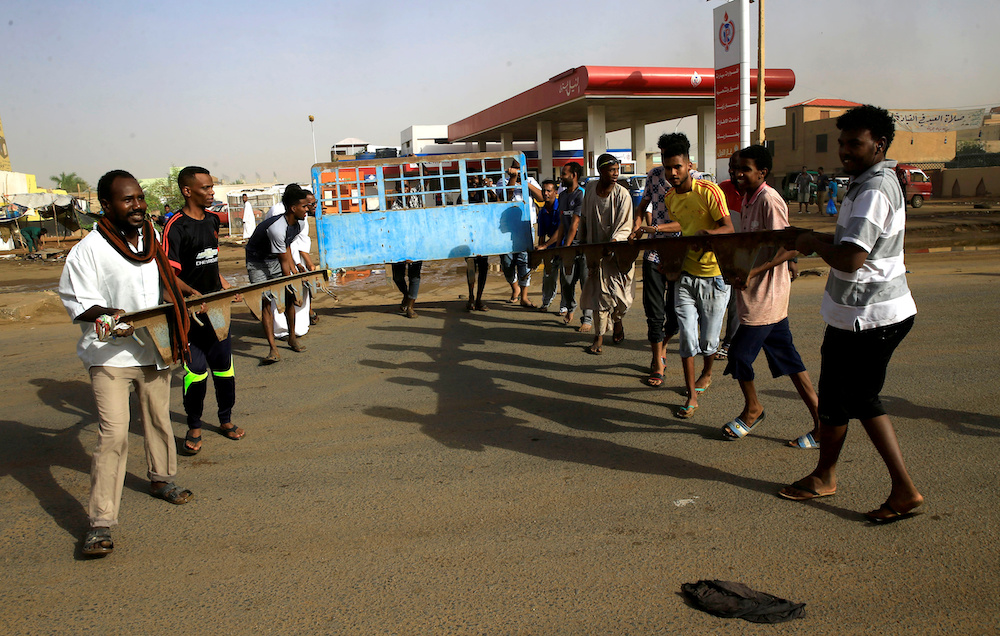 File photo of Sudanese protesters erecting a barricade on a street and demanding that the countryu00e2u20acu2122s Transitional Military Council hand over power to civilians in Khartoum, Sudan June 3, 2019.u00e2u20acu201d Reuters picnn
