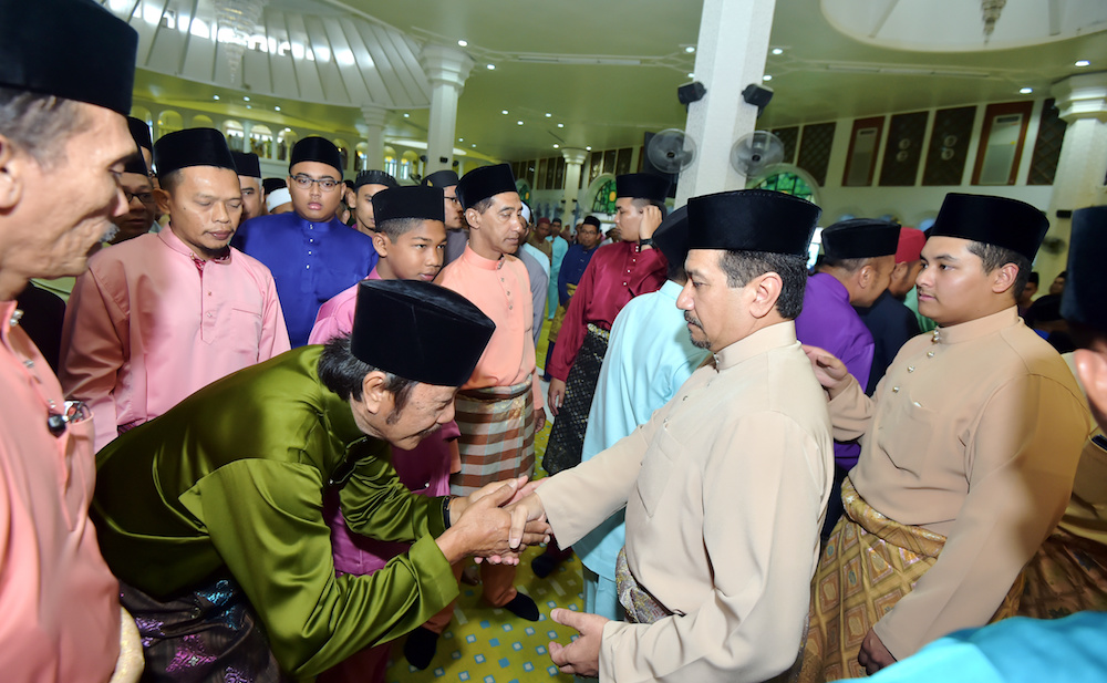 Sultan Mizan Zainal Abidin of Terengganu is greeted as he arrives at Al-Muktafi Billah Shah Mosque in Kuala Terengganu June 25, 2017. u00e2u20acu201d Bernama pic