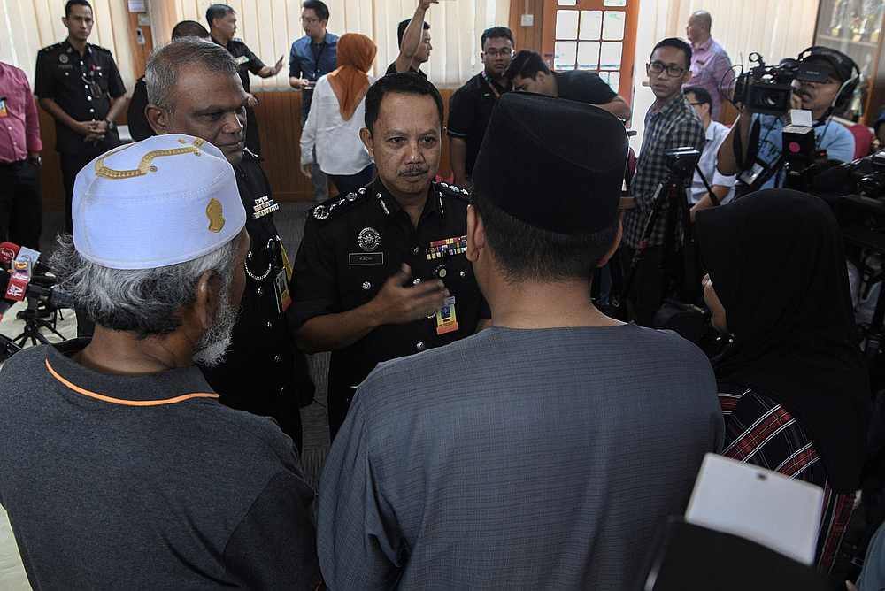 Pengarah Penjara Selangor dan Kuala Lumpur Abd Kadir Rais menyerahkan surat Program Pelepasan Banduan Secara Berlesen kepada Muhamad (bukan nama sebenar). u00e2u20acu201d Foto Bernama