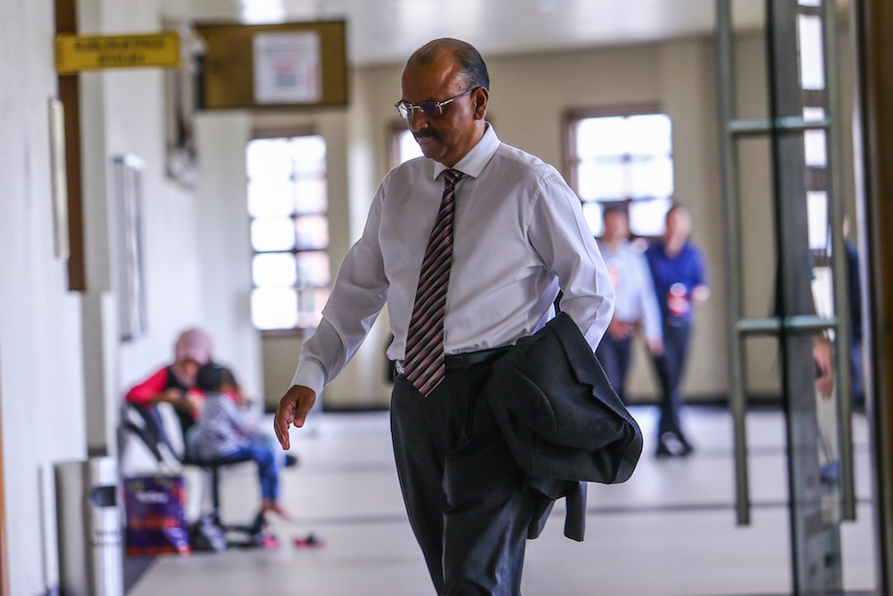 Former chief secretary to the government Tan Sri Ali Hamsa arrives at the Kuala Lumpur Court Complex June 18, 2019. u00e2u20acu201d Picture by Hari Anggara