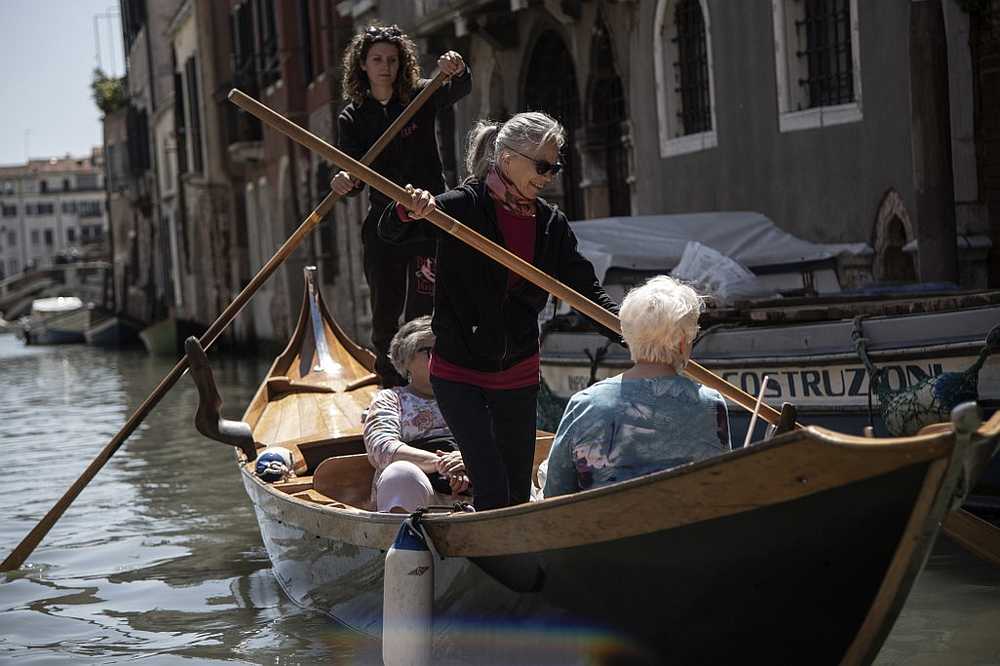 Elena Almansi (centre), member of Row Venice, a non-profit organisation of passionate women and expert 'vogatrici' (rowers), gives a lesson for tourists in Venice May 16, 2019. u00e2u20acu201d AFP pic