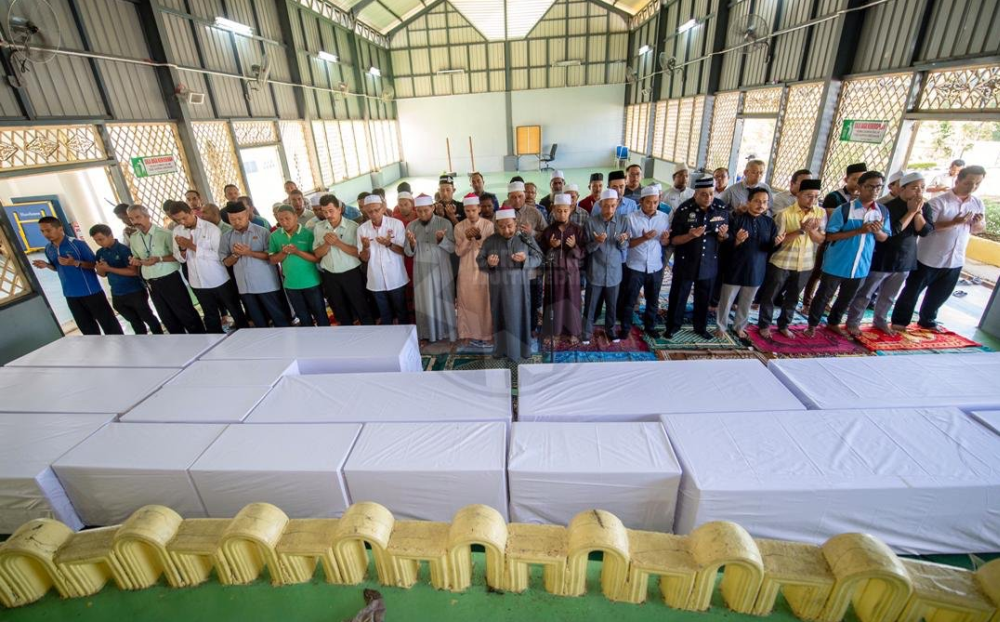 Government officials hold funeral prayers for the 15 Orang Asli at the Tengku Faez Petra Mosque in Gua Musang.  u00e2u20acu201d Picture via Twitter