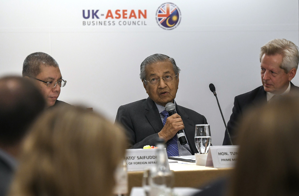 Prime Minister Tun Dr Mahathir Mohamad delivers his speech during a Roundtable Meeting with The British Business Comminity in London June 17, 2019. u00e2u20acu201d Bernama pic