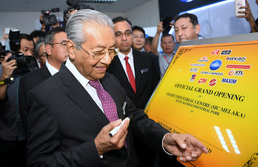 Prime Minister Tun Dr Mahathir Mohamad officiates the opening of the Melaka Smart Industry Centre (SIC) at Konica Minolta Business Technologies Malaysia Sdn Bhd, Melaka June 10, 2019. u00e2u20acu201d Bernama pic