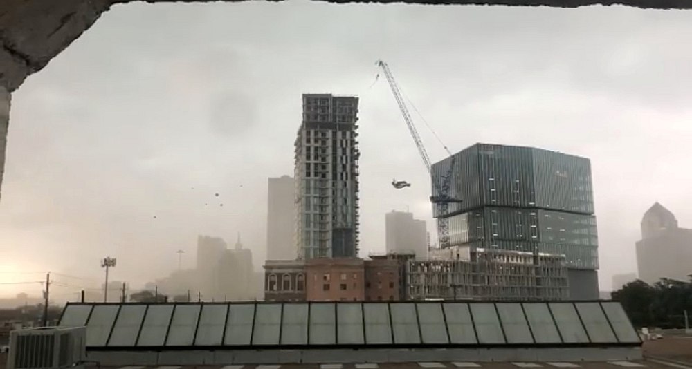 A construction crane sways before toppling amid high winds in Dallas, Texas June 9, 2019. u00e2u20acu201d Image courtesy of Carrie Smith via Reuters 