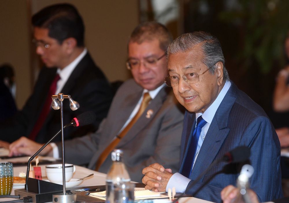 Prime Minister Tun Dr Mahathir Mohamad (right) giving a keynote address during a Dialogue Session with Thai Corporate Leaders at Shangri-La Hotel in Bangkok, June 21, 2019. u00e2u20acu201d Bernama pic