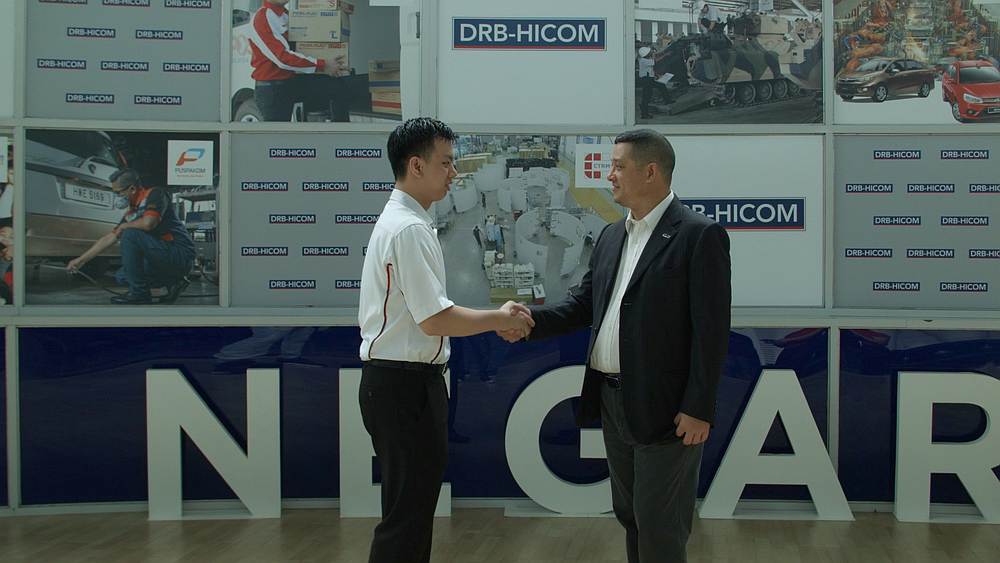 Kennard Lee (left) shaking hands with DRB-Hicom general manager of group human capital David Azzuddin Buxton. u00e2u20acu201d Picture courtesy of DRB-Hicom