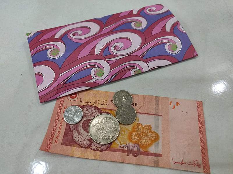 So much for a surprise u00e2u20acu201d detecting the presence of coins, one child just discarded his duit Raya. u00e2u20acu201d Twitter/MerchantofMilan image
