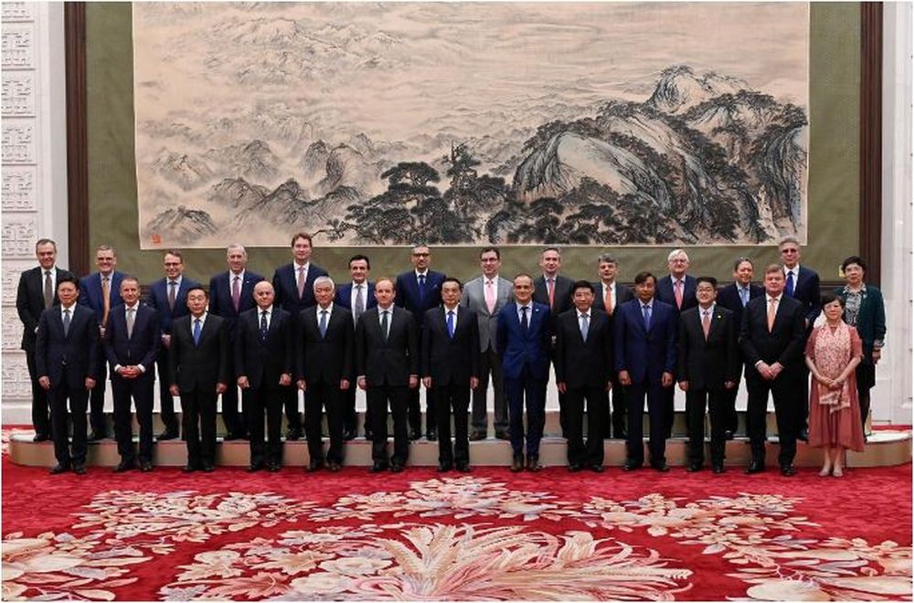 Chinese Premier Li Keqiang (centre) poses for photographs with representatives of 7th Round-Table Summit of u00e2u20acu02dcGlobal CEO Councilu00e2u20acu2122 at the Great Hall of the People in Beijing, China on June 20, 2019. u00e2u20acu201d Wang Zhao/Pool via Reuters