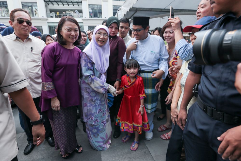Hannah Yeoh (second from left) and Datuk Seri Wan Azizah Wan Ismail (centre) are pictured during a Hari Raya Open House at Desa Park City, Kuala Lumpur June 30,2019. u00e2u20acu201d Picture by Ahmad Zamzahuri