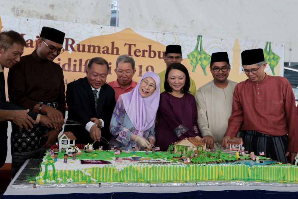 Datuk Seri Wan Azizah Wan Ismail (centre) is pictured during a Hari Raya Open House at Desa Park City, Kuala Lumpur June 30,2019. u00e2u20acu201d Picture by Ahmad Zamzahuri