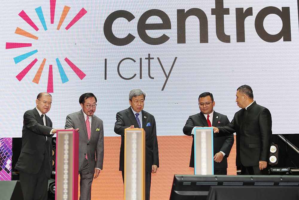 Sultan Sharafuddin Idris Shah (centre) at the grand opening of Central i-City in Shah Alam June 15, 2019. With him are (from left) Dr Supachai Panitchpakdi, Sudhitham Chirathivat, Amirudin Shari and Tan Sri Lim Kim Hong. u00e2u20acu201d Picture by Choo Choy May.