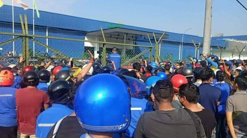 Factory workers gathered in front of Jinko Solar this morning. u00e2u20acu2022 Picture via Facebook/Penangkini