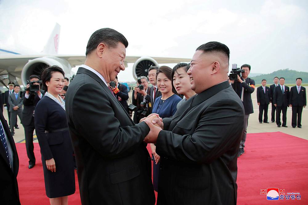 North Korean leader Kim Jong-un (right) welcomes Chinese President Xi Jinping at the Pyongyang International Airport in Pyongyang, North Korea June 21, 2019. u00e2u20acu201d Korean Central News Agency pic via Reuters