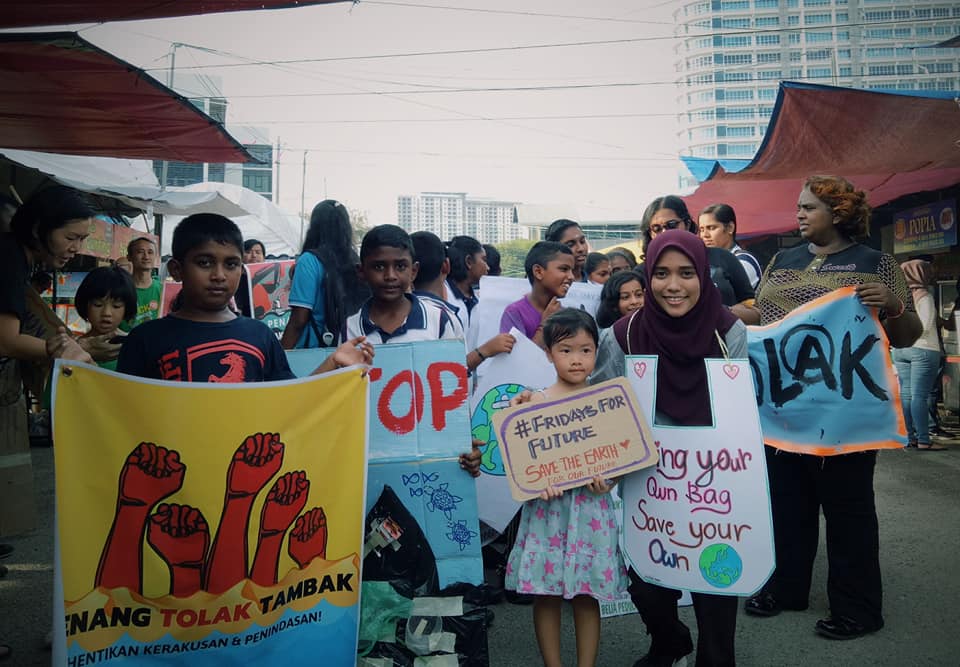 A climate change protest organised by Klimate Action Utara Malaysia (KAUM) and Klima Action Malaysia (KAMY) in Bayan Baru, Penang, on May 24 involving SJK (T) Sungai Ara students. u00e2u20acu201d Picture via Facebook/Klimate Action Utara Malaysia