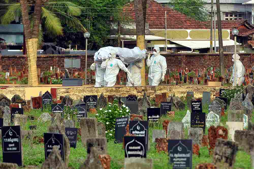 Doctors and relatives wearing protective gear carry the body of a victim, who lost his battle against the brain-damaging Nipah virus, in Kozhikode, Kerala, India May 24, 2018. u00e2u20acu201d Reuters pic