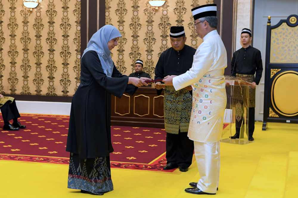 Yang di-Pertuan Agong Al-Sultan Abdullah Ri'ayatuddin Al-Mustafa Billah Shah presents the letter of appointment to Latheefa Beebi Koya as the 14th MACC chief for a two-year term effective June 1, 2019 to May 31, 2021. u00e2u20acu2022 Bernama pic