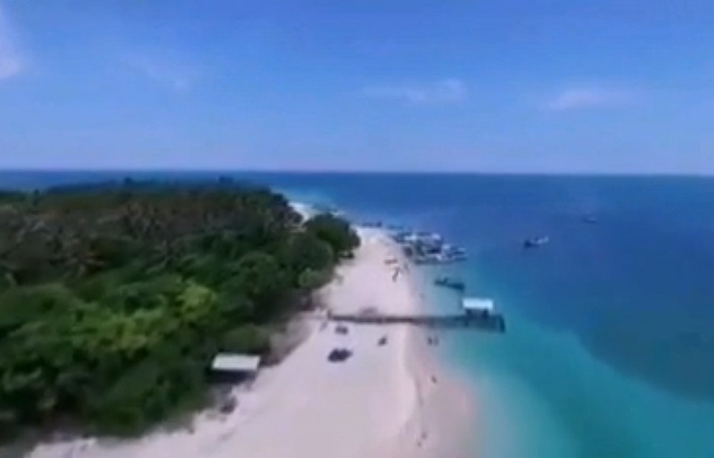 A view of Madura island from the Youtube video: Tour Madura Island (Pantai Sembilan & Gili Labak), Pantai terindah Se Indonesia.