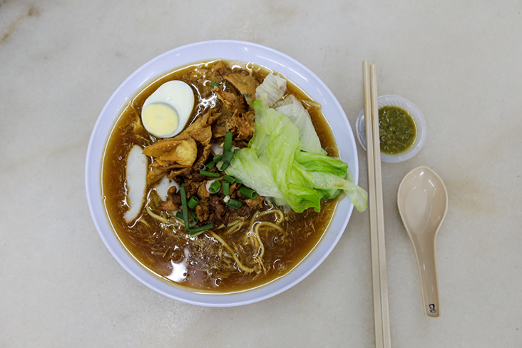 The stall also offers a KL style 'lum mee' topped with refreshing Chinese lettuce leaves.