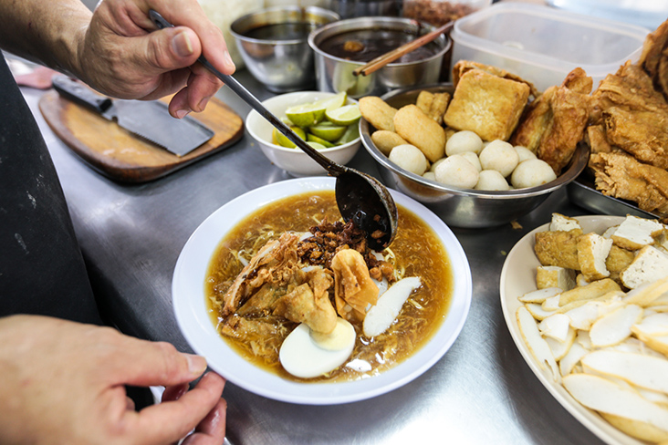 The 'lum mee' is served with chicken mince, fried 'wantans', hard boiled egg, fried 'fuchuk' and fishcake slices.